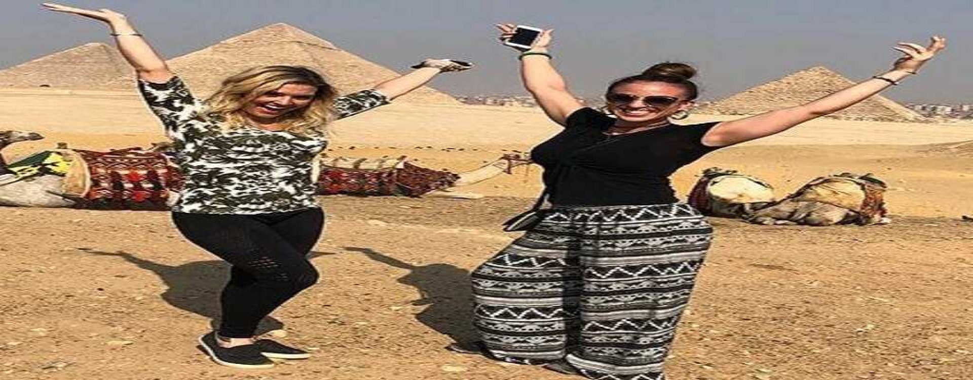 2 girls at the pyramids 0004