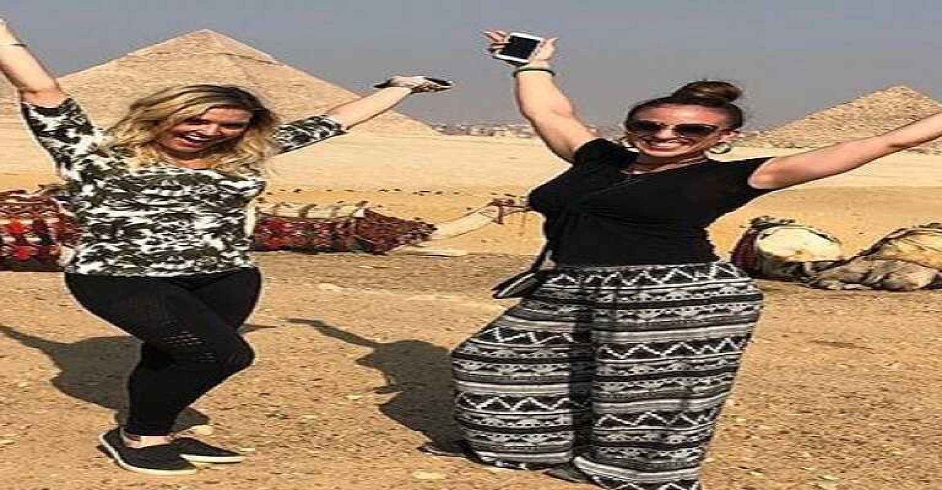 2 girls at the pyramids 0004