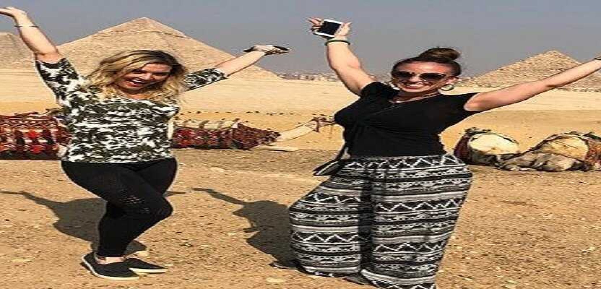2 girls at the pyramids 0004