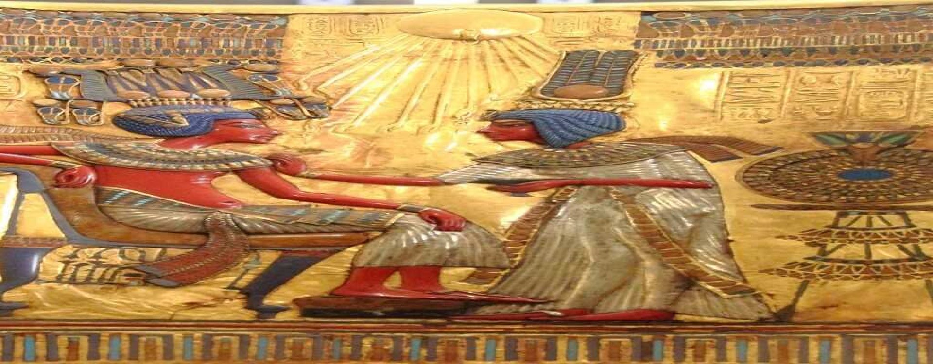 Respaldo_del_trono_de_oro_de_Tutankamón