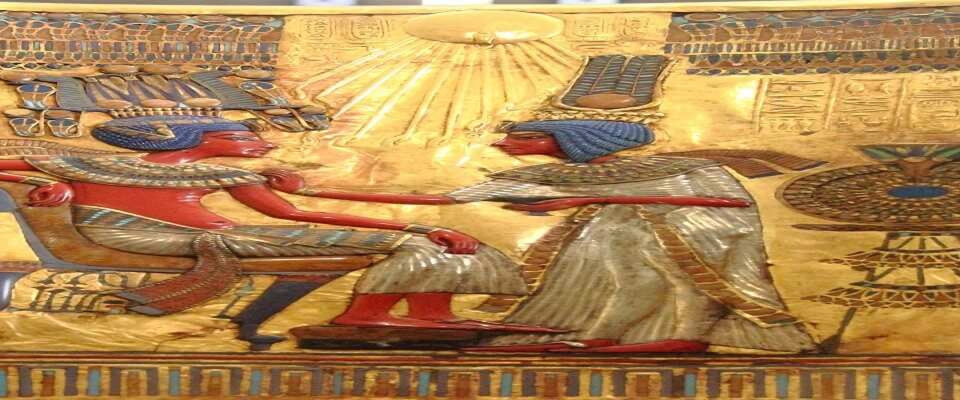 Respaldo_del_trono_de_oro_de_Tutankamón